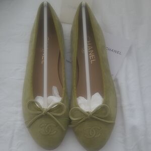 Source Unknown Olive Green Suede Flats